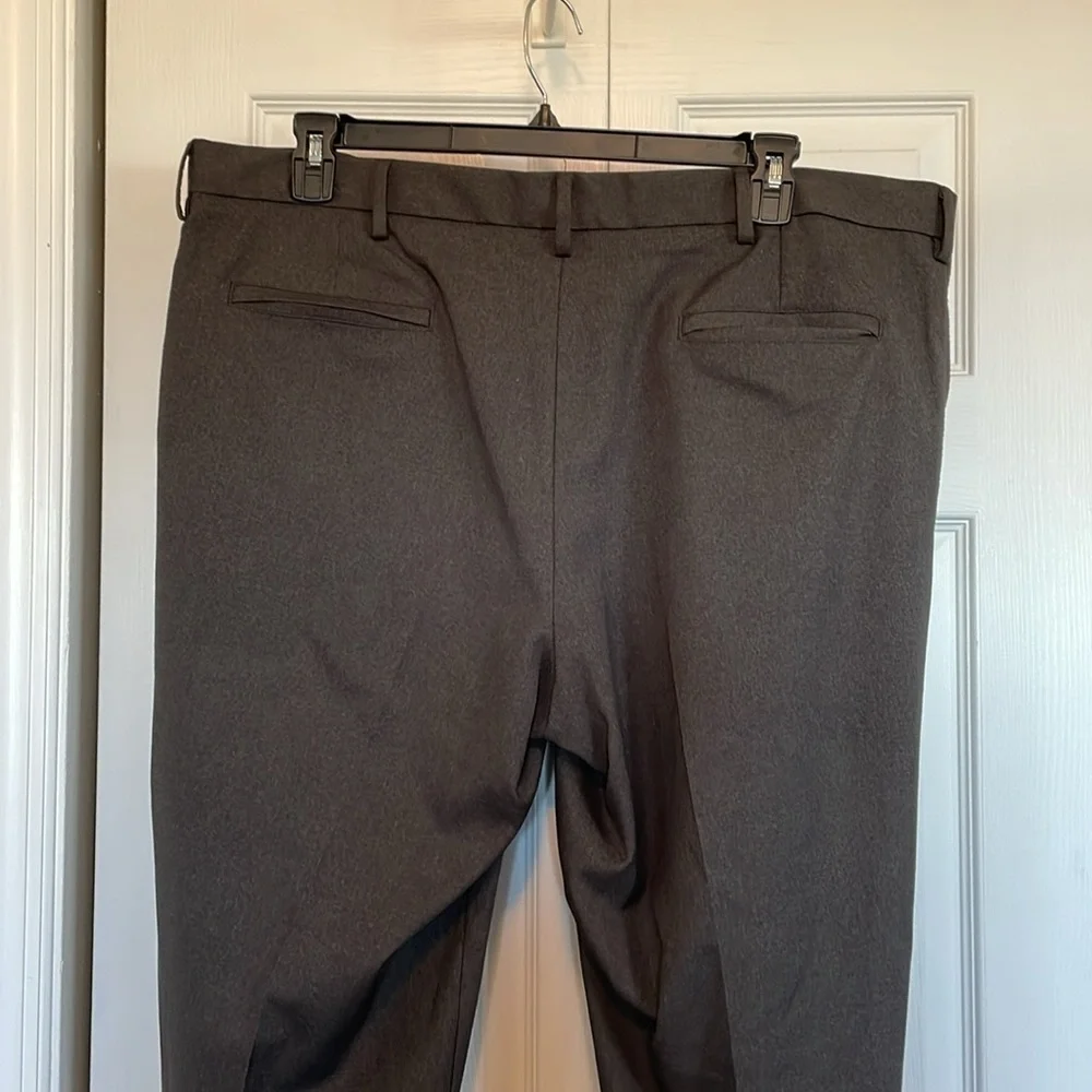 Men’s gray Dockers 42x32. Like new straight fit flat front pockets front/back